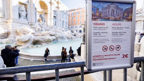 Cartel en el que se anuncia la necesidad de pagar para acceder a la Fontana di Trevi.