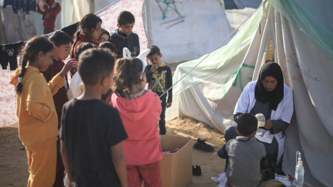 Foto de archivo de una médica palestina atendiendo a niños en una tienda de campaña.