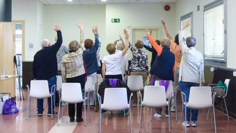 Un grupo de personas mayores participan en una actividad colectiva. Un grupo de personas mayores participan en una actividad colectiva.