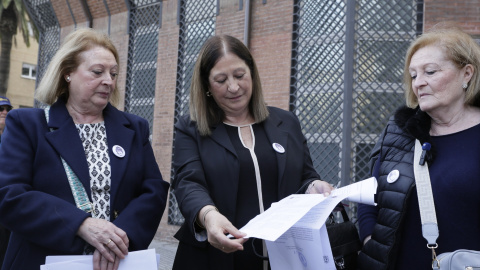 Las hermanas de Manuel José García Caparrós Las hermanas de Manuel José García Caparrós, valoran ante los medios de comunicación, la negativa de Interior de reconocer a su hermano víctima del terrorismo.