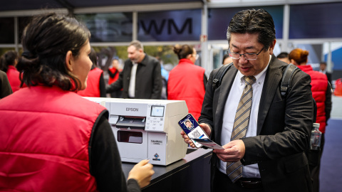 Un home entra al MWC25