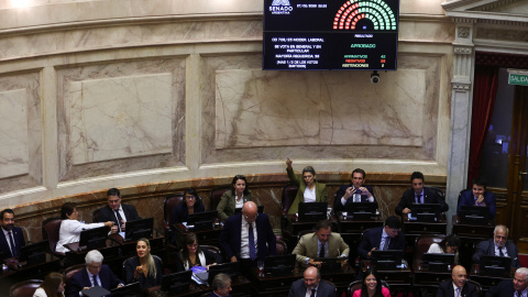 Miembros del Senado argentino debatiendo la reforma laboral.