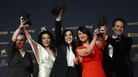 La directora Alauda Ruiz de Azúa y los productores posan con los Goyas a mejor guión original, mejor dirección y mejor película por 'Los domingos', durante la ceremonia de entrega de los Premios Goya.