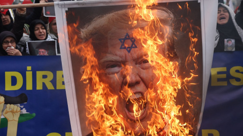 Manifestantes en Estambul queman una foto de Trump este domingo.