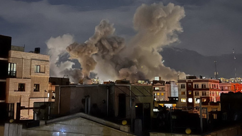Una nube de humo tras una explosión registrada en una zona residencial de Teherán por los ataques de EEUU e israel a Irán. Una nube de humo tras una explosión registrada en una zona residencial de Teherán por los ataques de EEUU e israel a Irán.
