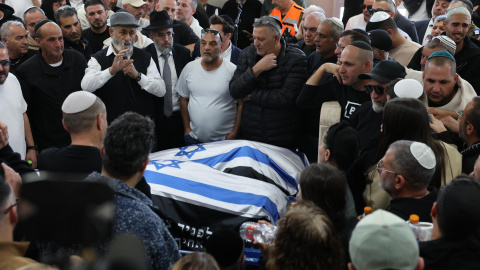 Funeral de dos víctimas de los ataques iraníes, este lunes en la localidad israelí de Beit Shemesh. Funeral de dos víctimas de los ataques iraníes, este lunes en la localidad israelí de Beit Shemesh.