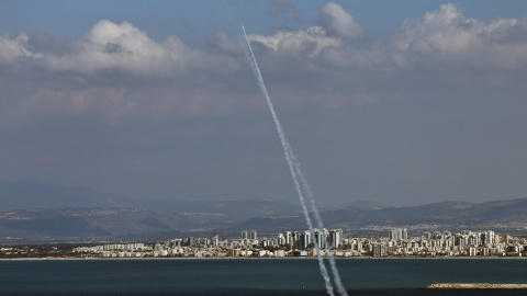 Interceptación de un misil iraní por parte de la Cúpula de Hierro sobre la Bahía de Haifa, Israel Interceptación de un misil iraní por parte de la Cúpula de Hierro sobre la Bahía de Haifa, Israel.