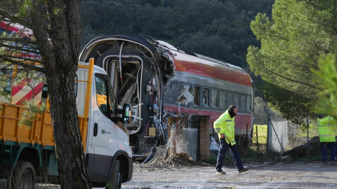 Trabajadores realizan tareas de retirada de los vagores en el punto de las vías donde tuvo lugar el accidente de trenes de Adamuz.