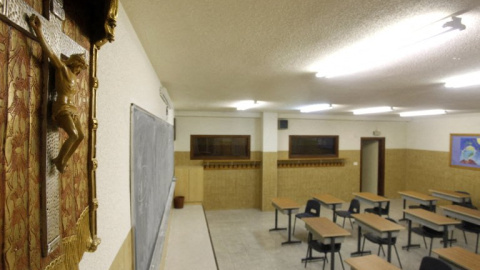 Un crucifijo en un aula. Archivo.