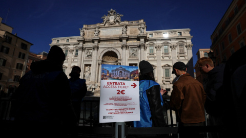 Un cartel indica el precio de la entrada para acceder a la Fontana de Trevi, en Roma.
