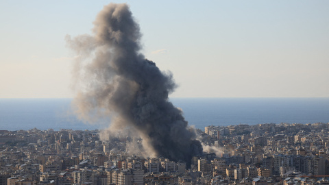 Columnas de humo se elevan tras un ataque israelí en los suburbios del sur de Beirut.
