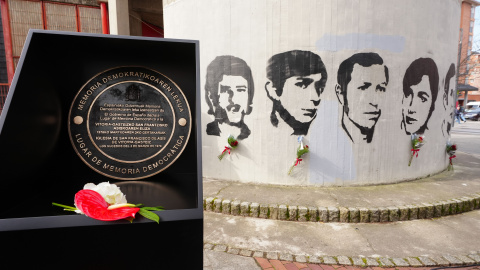 La placa que declara la iglesia de San Francisco de Asís Lugar de Memoria Democrática en Vitoria, País Vasco