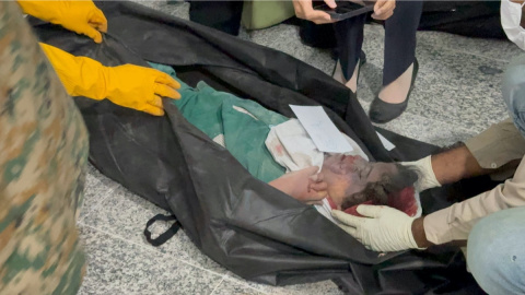 Levantamiento del cadáver de una niña asesinada por EEUU e Israel en el bombardeo de su escuela el pasado sábado en Minab (Irán). Levantamiento del cadáver de una niña asesinada por EEUU e Israel en el bombardeo de su escuela el pasado sábado en Minab (Irán).