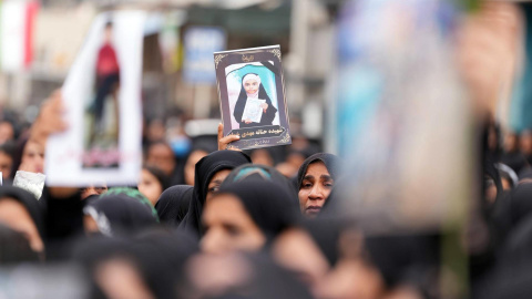 Imagen facilitada por el Gobierno iraní del funeral de las 165 víctimas del bombardeo a la escuela infantil de Minab, el sur del país. Imagen facilitada por el Gobierno iraní del funeral de las 165 víctimas del bombardeo a la escuela infantil de Minab, el sur del país.