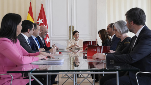 La presidenta de la Comunidad de Madrid, Isabel Díaz Ayuso (c), en la firma del modelo de financiación con los rectores de las seis universidades públicas.