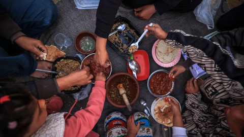 AFP__20260226__993V4BJ__v3__MidRes__CorrectionPalestinianIsraelGazaConflictReligionR La familia palestina desplazada Abu Mustafa se reúne para romper el ayuno del Ramadán, que dura desde el amanecer hasta el anochecer, durante el Iftar en el campamento de refugiados de Nuseirat, en el centro de la Franja de Gaza (26/02/26)