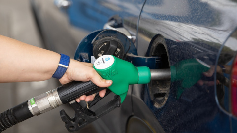 Una persona reposta gasolina en su coche.