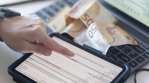 declaracion-renta-deducciones-irpf Vista de la declaración de la renta en una tablet.