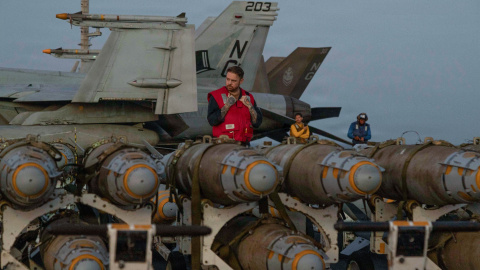 Un marino de la Armada de EEUU mueve varios misiles en la cubierta del portaaviones USS Abraham Lincoln en el Mar Arábigo