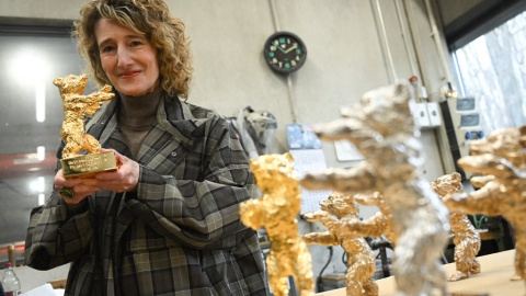 La directora del Festival Internacional de Cine de Berlín (Berlinale), Tricia Tuttle, posa junto al Oso de Oro, galardón del certamen. La directora del Festival Internacional de Cine de Berlín (Berlinale), Tricia Tuttle, posa junto al Oso de Oro, galardón del certamen.