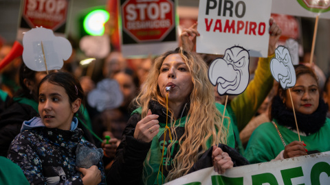 Decenas de personas protestan frente a la sede de Junts, a 23 de enero de 2025, en Barcelona, Catalunya (España).