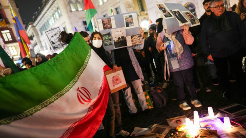 La concentració contra l'operació dels EUA a l'Iran d'aquest dimecres a la tarda a la plaça Sant Jaume de Barcelona.