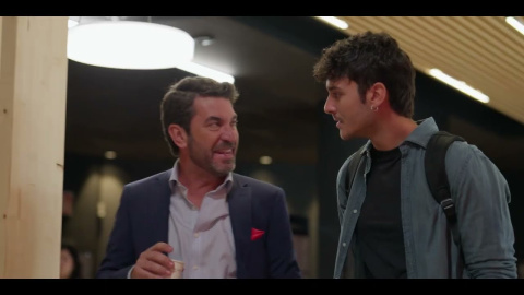 Un Work Café Santander. Cinco desconocidos. Cinco historias. 

Entre cafés, estudios, segundas oportunidades y planes de futuro, las vidas de Rafa, Martín, Ernesto, Andrea y Lola no volverán a ser las mismas. 