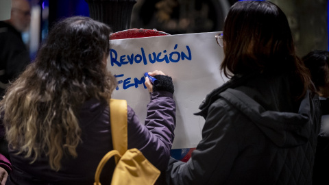 Una pancarta durante una concentración por el día de la Eliminación de la violencia contra las Mujeres, a 25 de noviembre de 2025, en Madrid