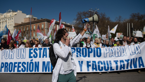 Imagen de archivo de manifestantes portando pancarta con lema 'Por un estatuto propio para la profesión médica y facultativa'. Imagen de archivo de manifestantes portando pancarta con lema 'Por un estatuto propio para la profesión médica y facultativa'.