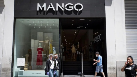 Varias personas entran en una tienda de Mango en Gran Vía en Madrid, en una imagen de archivo.