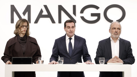 El consejero delegado de Mango, Toni Ruiz (c), junto a la directora financiera Margarita Salvans (i), y el director de expansión y franquicias, Daniel López (d). El consejero delegado de Mango, Toni Ruiz (c), junto a la directora financiera Margarita Salvans (i), y el director de expansión y franquicias, Daniel López (d).