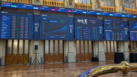 Monitores y paneles informativos en el parqué de la Bolsa de Madrid. Monitores y paneles informativos en el parqué de la Bolsa de Madrid.