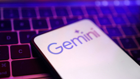 Una imagen de archivo de un teléfono con el logo de Gemini, IA de Google. Una imagen de archivo de un teléfono con el logo de Gemini, IA de Google.