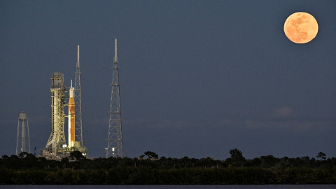 Una luna llena ilumina  el complejo de lanzamiento 39B donde se realizan los preparativos para la misión Artemisa II, en el Centro Espacial Kennedy de Cabo Cañaveral (Florida, EEUU).