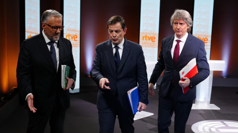 (I-D) El candidato de VOX, Carlos Pollán; el candidato del PP, Alfonso Fernández Mañueco y el candidato del PSOE, Carlos Martínez, tras el primer debate de las elecciones autonómicas en Castilla y León.