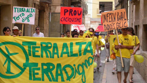 Una trentena de membres de la Plataforma en Defensa de la Terra Alta contra la massificació eòlica a la comarca en una imatge d'arxiu