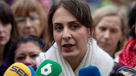 La portavoz de Más Madrid en el Ayuntamiento de la capital, Rita Maestre, en la concentración convocada este viernes por la Plataforma en Defensa de los Espacios de Igualdad ante el Ayuntamiento de Madrid.