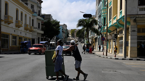 Dos personas cruzan una avenida en La Habana durante un apagón masivo en la mayor parte de Cuba. Dos personas cruzan una avenida en La Habana durante un apagón masivo en la mayor parte de Cuba.