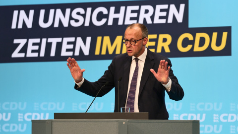 El canciller alemán Friedrich Merz pronuncia un discurso durante un acto de campaña.