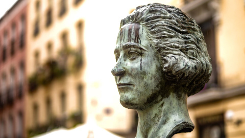 El busto de Clara Campoamor vandalizado en Madrid este sábado. El busto de Clara Campoamor vandalizado en Madrid este sábado.