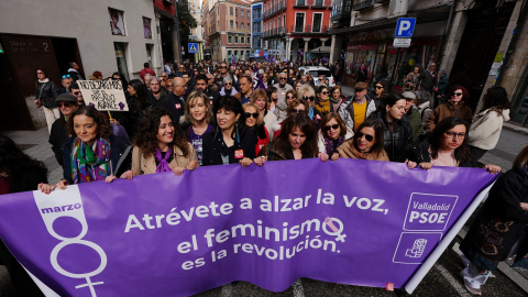 La ministra de Igualdad, Ana Redondo (3i), durante una manifestación convocada por la Coordinadora de Mujeres de Valladolid por el Día de la Mujer, a 8 de marzo de 2026, Valladolid, Castilla León.