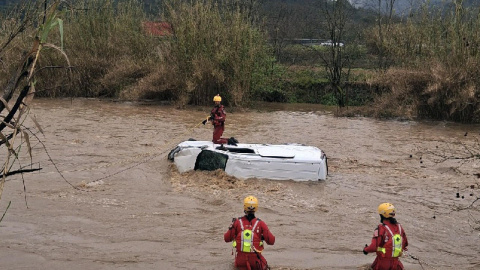 Foto de archivo de los bomberos de la Generalitat en la río Mogent buscando el desaparecido Foto de archivo de los bomberos de la Generalitat en la río Mogent buscando el desaparecido