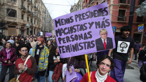 Un momento de la multitudinaria manifestación del 8M, Día Internacional de la Mujer, por la Gran Via de Granada, este domingo.