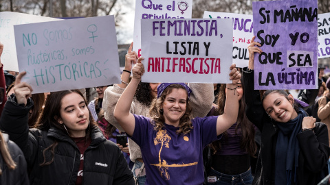 Personas portan pancartas con lema 'Feminista, lista y antifascista' y 'No somos histéricas, somos históricas' durante la manifestación convocada por la Comisión 8M por el Día de la Mujer, a 8 de marzo de 2026, en Madrid Personas portan pancartas con lema 'Feminista, lista y antifascista' y 'No somos histéricas, somos históricas' durante la manifestación convocada por la Comisión 8M por el Día de la Mujer, a 8 de marzo de 2026, en Madrid