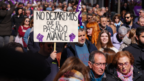 Manifestante porta pancarta con lema 'No dejaremos que el pasado avence' durante una manifestación convocada por la Coordinadora de Mujeres de Valladolid por el Día de la Mujer, a 8 de marzo de 2026, Valladolid, Castilla León (España). Manifestante porta pancarta con lema 'No dejaremos que el pasado avence' durante una manifestación convocada por la Coordinadora de Mujeres de Valladolid por el Día de la Mujer, a 8 de marzo de 2026, Valladolid, Castilla León (España).