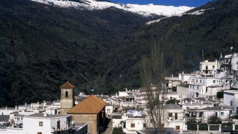 La localidad de Pampaneira situada en la ladera de Sierra Nevada.