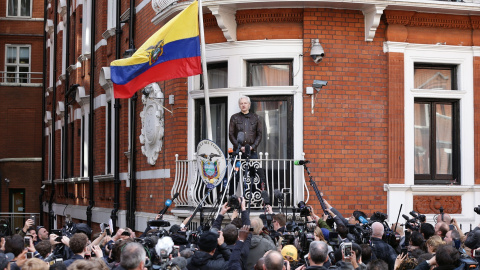 Fotografía de archivo de Julian Assange durante una rueda de prensa desde uno de los balcones de la embajada de Ecuador en Londres Fotografía de archivo de Julian Assange durante una rueda de prensa desde uno de los balcones de la embajada de Ecuador en Londres.