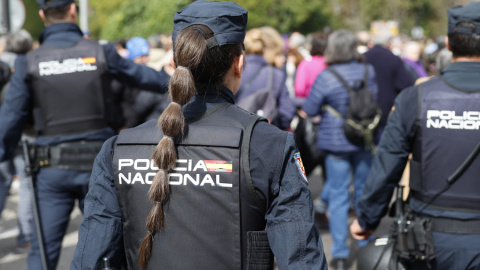 Una policía Nacional trabaja durante la manifestación convocada por la Comisión 8M. Una policía Nacional trabaja durante la manifestación convocada por la Comisión 8M.