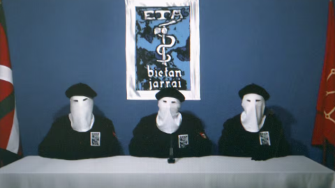 Captura de pantalla de la lectura del comunicado del fin de la violencia de ETA, en octubre de 2011.