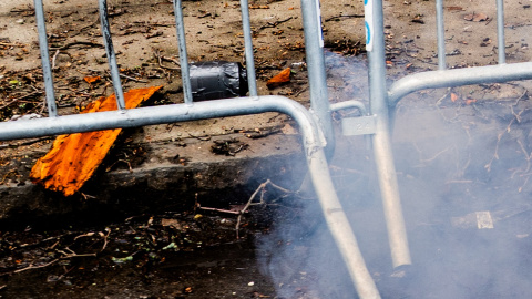 Humo de un artefacto explosivo en una protesta antimusulmana liderada por el agitador de extrema derecha Jake Lang frente a la residencia oficial del alcalde Zohran Mamdani.